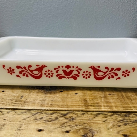 VTG Pyrex 933 Lasagna Baking Dish Friendship Red Bird Milk Glass EUC - Picture 2 of 9